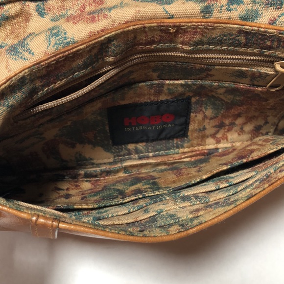 HOBO Tan Purse/Clutch/Wristlet with Chain Strap - Picture 3 of 10